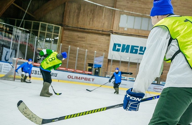 Хоккей на валенках объединил авитаторов