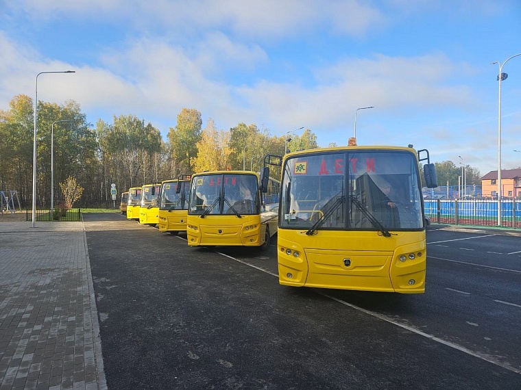 Тюменские школы получили 15 новых автобусов