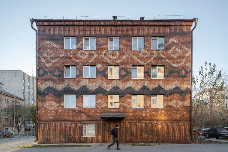 На улице Котовского в Тюмени появился «вязаный» мурал