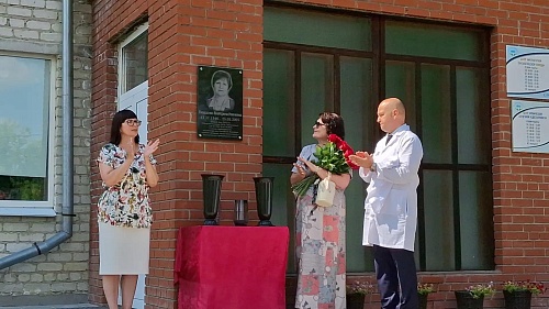 В Заводоуковске открыли мемориальную доску в честь главного врача Екатерины Панасенко
