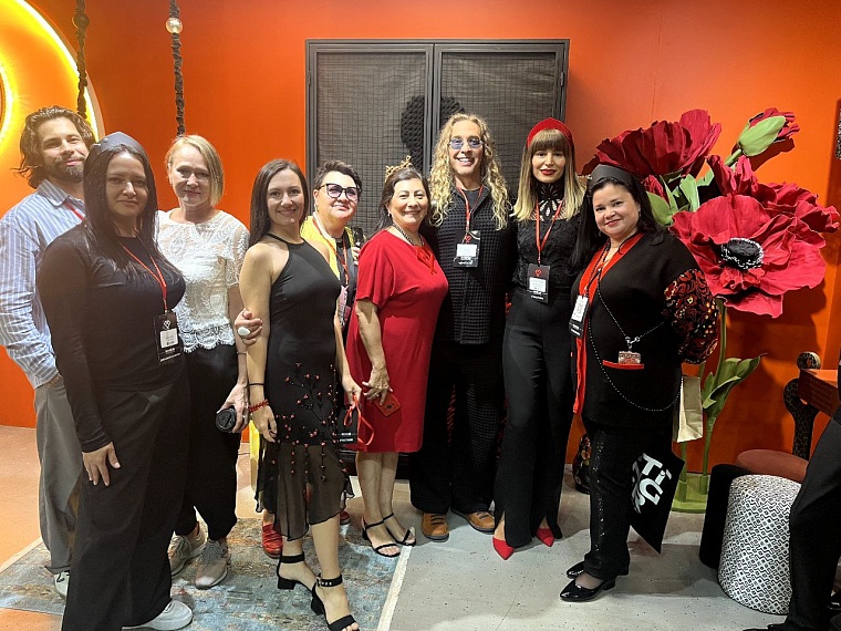 Тарзан купил у омских дизайнеров шкаф с силуэтом женщины