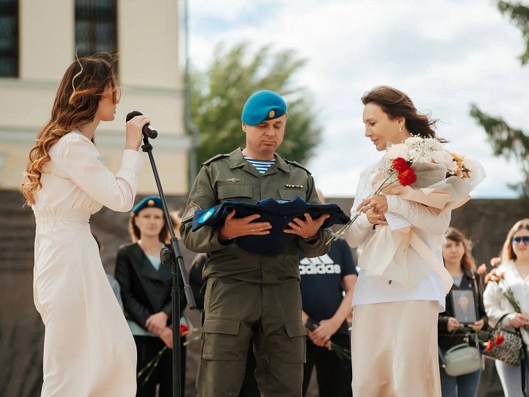 В Тюмени матери погибшего бойца передали его форму в День ВДВ