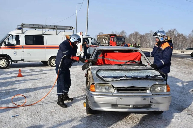 На ликвидацию условного ДТП в Тюмени привлекли 50 сотрудников и 20 единиц техники