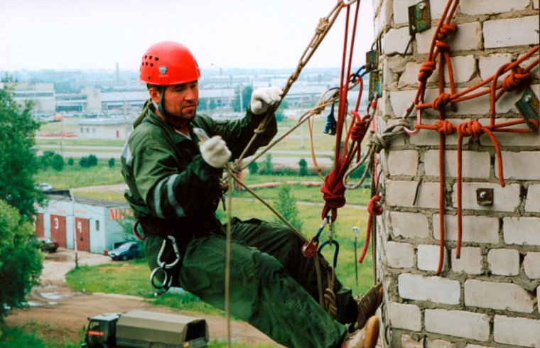 Александр Моор поздравил тюменских спасателей с 25-летием со дня создания службы