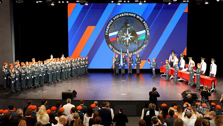 Тюменские пятиклассники приняли присягу кадетов МЧС