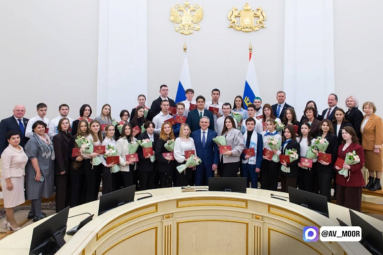 Александр Моор вручил удостоверения именным стипендиатам губернатора