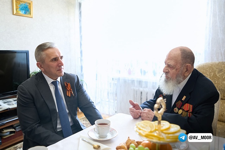 Александр Моор лично поздравил ветерана Михаила  Костюрина с Днем Победы