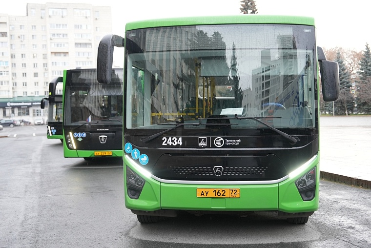 В Тюмени открылась выставка новых автобусов и дорожной техники