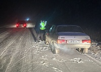 Тюменские автоинспекторы помогают водителям, попавшим в беду из-за снегопада