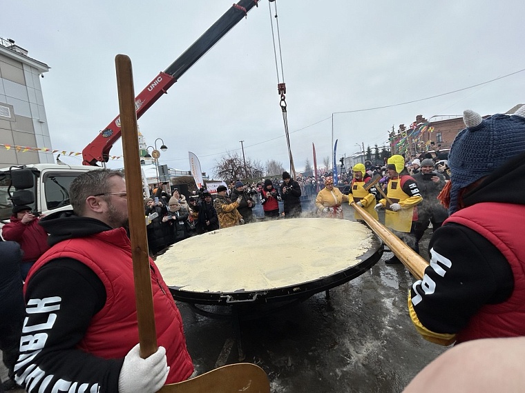 Рецепты с изюминкой: в Ялуторовске пекари сошлись в битве гигантских блинов