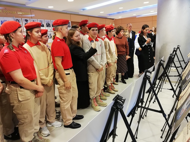 В Тюменской городской думе открылся Всероссийский фотопроект «Китель Победы»