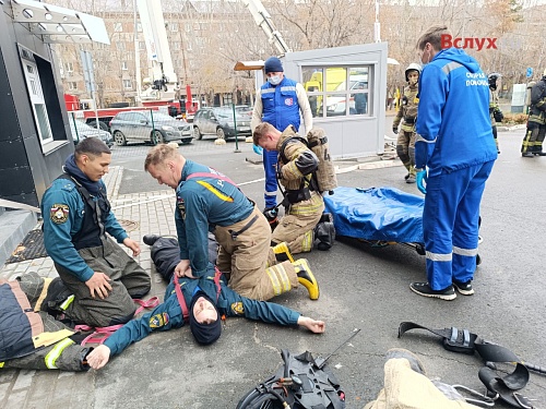 Дым в гостинице "Восток": тюменские пожарные провели учения по спасению людей