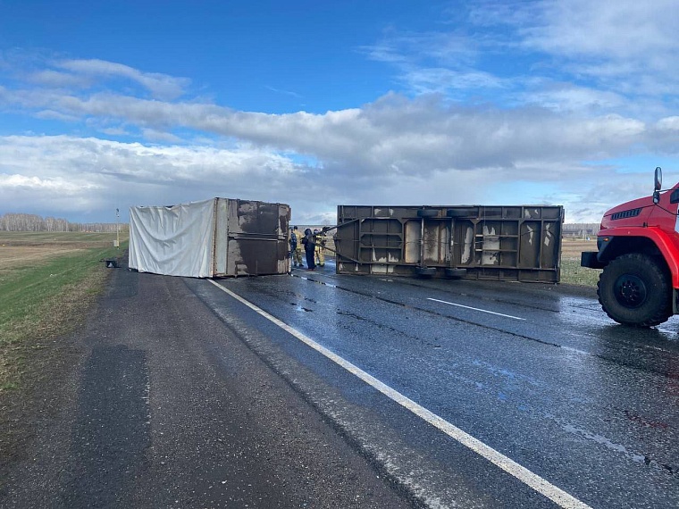 Под Заводоуковском порыв ветра опрокинул грузовик с пенопластом