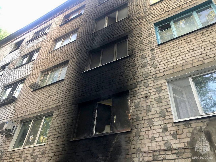 Пятерых тюменцев спасли во время пожара на улице Одесской