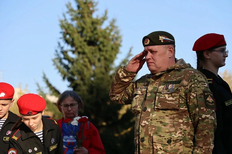В Тюмени возложили цветы в память о погибших на СВО бойцах мотострелковых подразделений