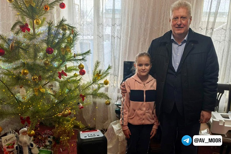 Губернатор Александр Моор сделал подарок-сюрприз девочке из Краснодона