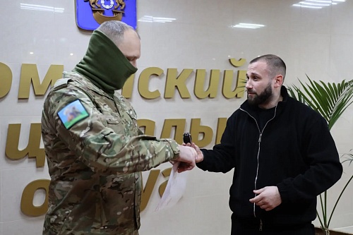 Боец СВО с позывным Гиря поблагодарил за машину компанию "Тюменский пломбир" и администрацию округа