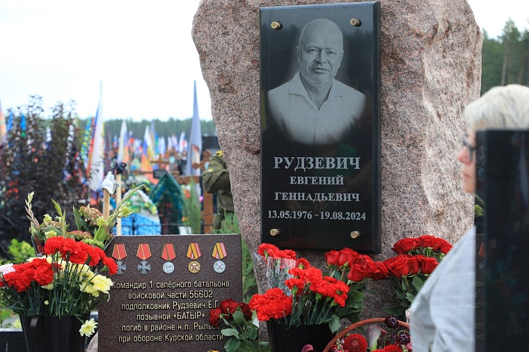 На Аллее славы Червишевского кладбища высадили 65 саженцев в годовщину смерти командира СВО