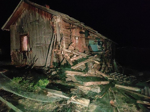 В Тюменской области пьяный кавалер протаранил дом подруги на тракторе