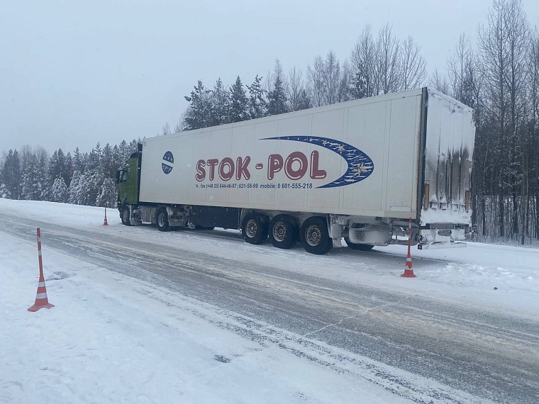 Водитель и пассажир "Лады" погибли в столкновении с большегрузом на трассе Тюмень - Ханты-Мансийск