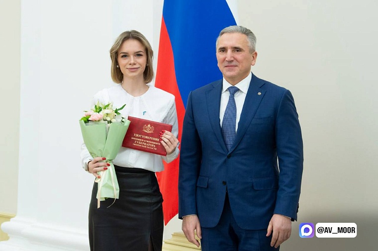 Александр Моор вручил удостоверения именным стипендиатам губернатора