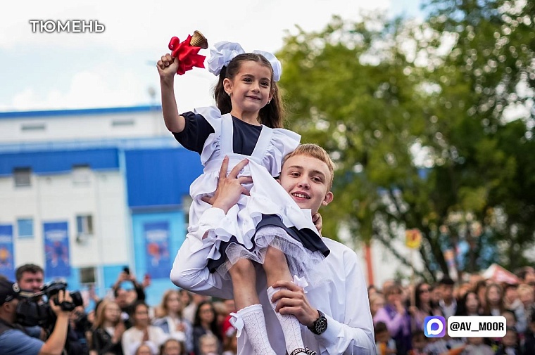 Александр Моор разделил радость Дня знаний с учениками и педагогами тюменской школы №22