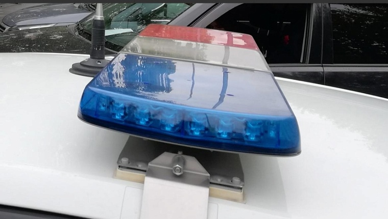 Пытаясь скрыться, тюменский автомобилист протащил за собой сотрудника ДПС