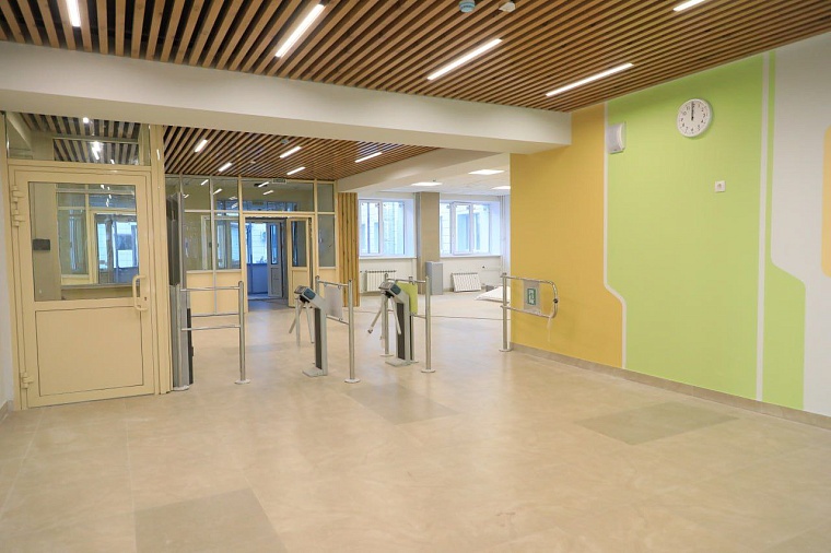 Максим Афанасьев показал и рассказал, как идет ремонт в двух тюменских школах