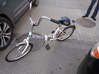 В тюменском дворе кроссовер сбил двух детей на велосипеде