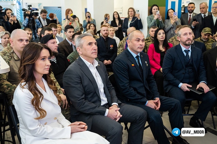 Александр Моор вручил сертификаты выпускникам программы "СВОй бизнес"