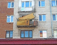 В Ялуторовске обвалился балкон с человеком