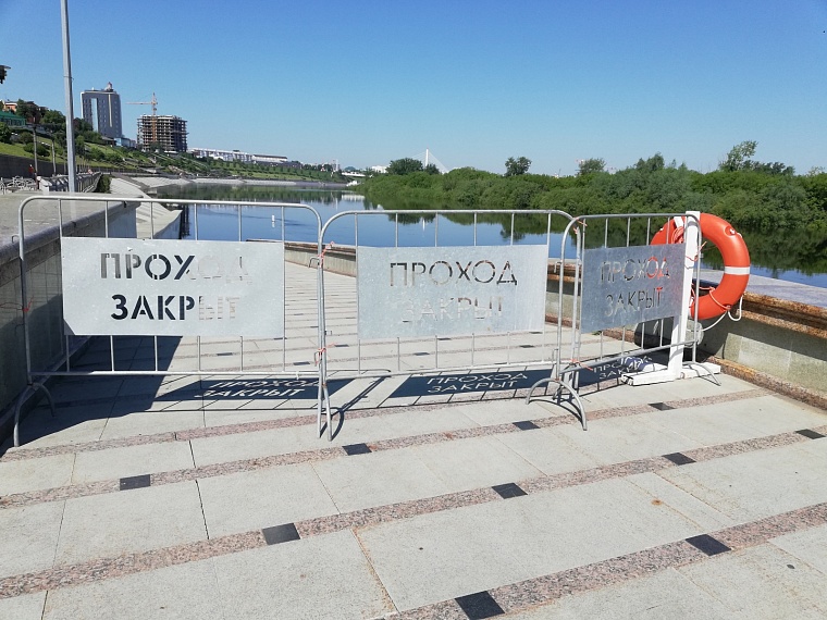 Паводок в Тюмени: нижний ярус набережной Туры полностью скрыт водой