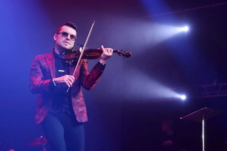 Артисты в Тюмени провели трогательный концерт для жен и матерей бойцов СВО