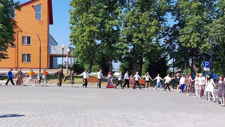 В Викулово на День России устроили праздничный флешмоб