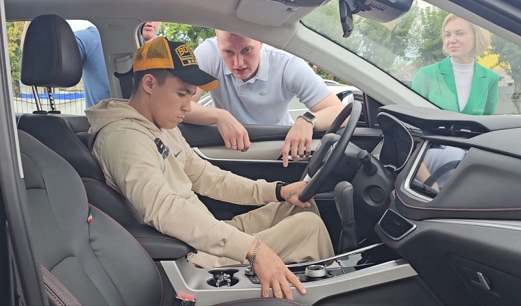 В Тюмени ветерану СВО вручили специализированный автомобиль