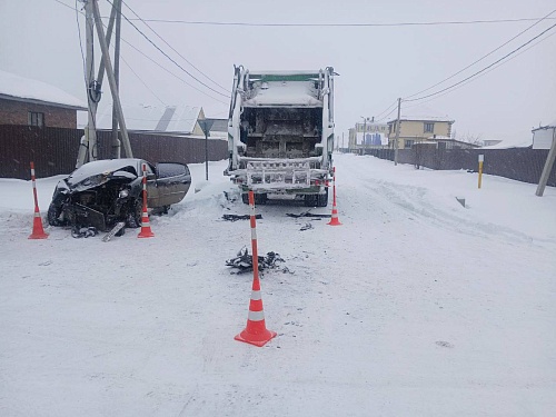 В Исетском мусоровоз столкнулся с «Пежо»: пострадала целая семья