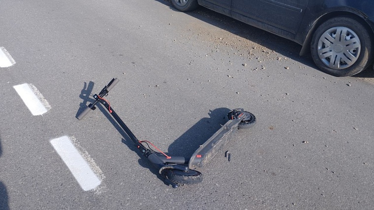 В Тюменском районе школьник на подаренном электросамокате попал в ДТП с «Фордом»