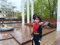 У мемориала "Свеча памяти" курсанты ТВВИКУ спели песню "От героев былых времён". Фоторепортаж