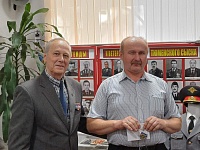 Виктор Свиридов (справа)