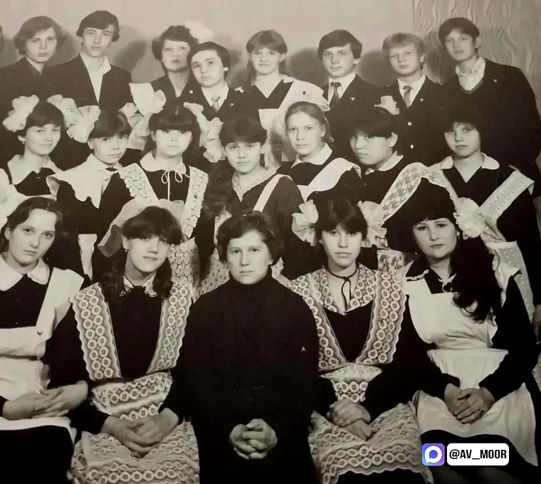В День учителя губернатор Александр Моор рассказал о своей маме, преподавателе математики