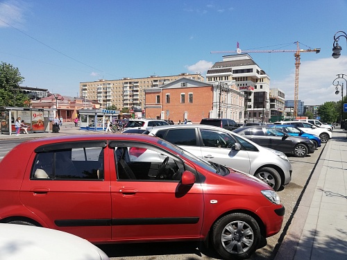 Бдительные тюменцы сообщают о припаркованных на детских площадках автомобилях