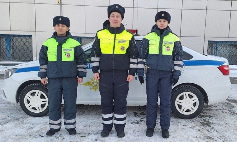 В Тобольске сотрудники ДПС помогли спасти водителя, у которого на дороге случился инсульт