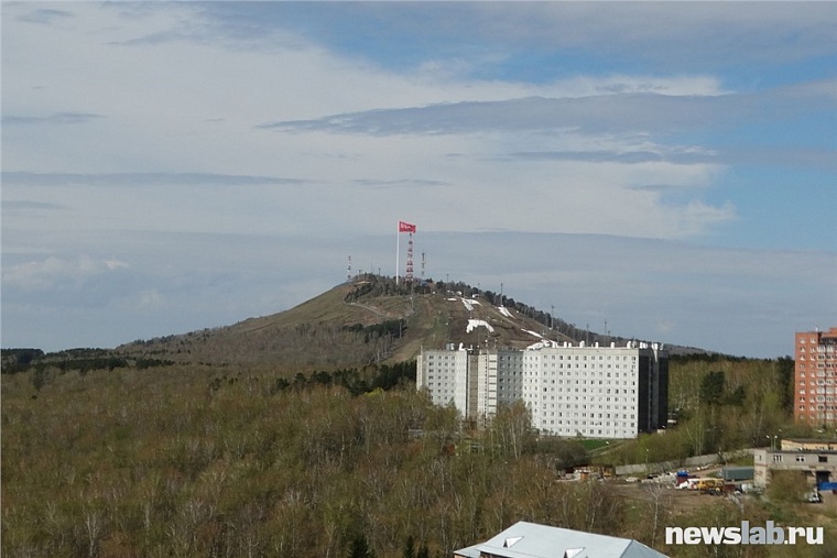 На самой высокой точке в Красноярске подняли огромную копию Знамени Победы