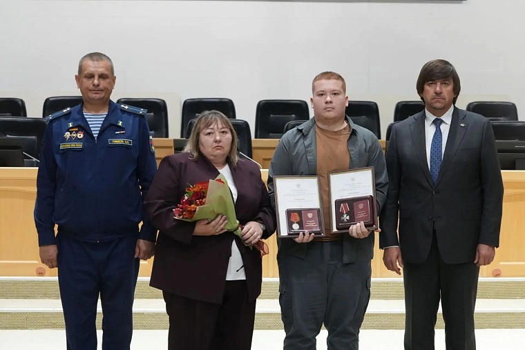 Глава Тюмени вручил посмертные награды участников СВО их семьям