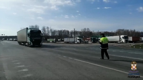 На трассе Тюмень-Омск введены ограничения для грузовиков: график