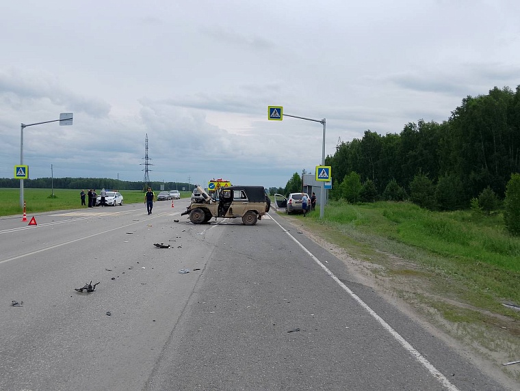 Водитель "УАЗа" погиб в столкновении с "Джили" на автодороге Тюмень - Нижняя Тавда