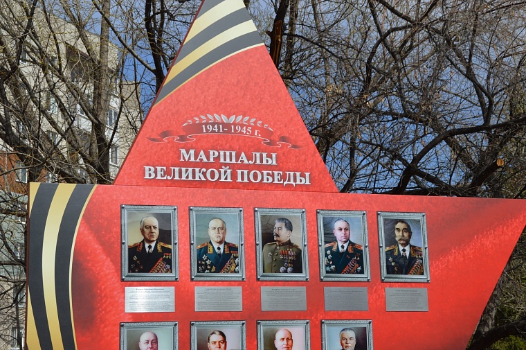 В тюменском сквере Победы установили инфостенды о советских маршалах и судьбах людей, прошедших концлагеря