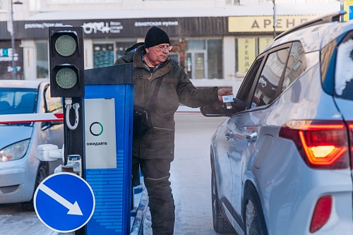 На платной парковке у администрации Тюмени заменили оборудование: новая схема оплаты