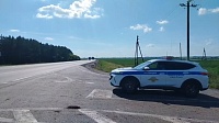 В жару сотрудники Госавтоинспекции дежурят на трассах Тюмень - Омск и Тюмень - Ханты-Мансийск