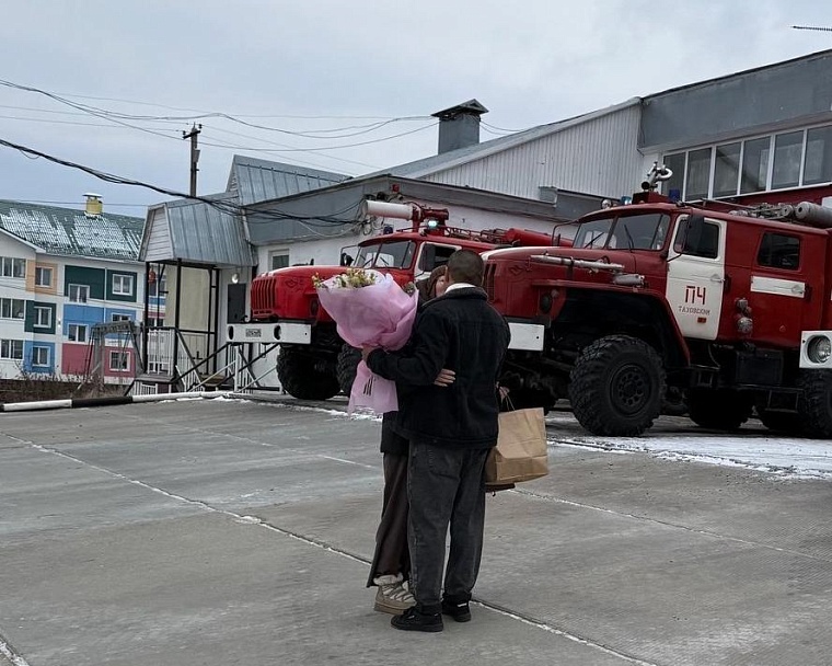 Боец СВО из Тазовского сделал предложение своей избраннице в пожарной части
